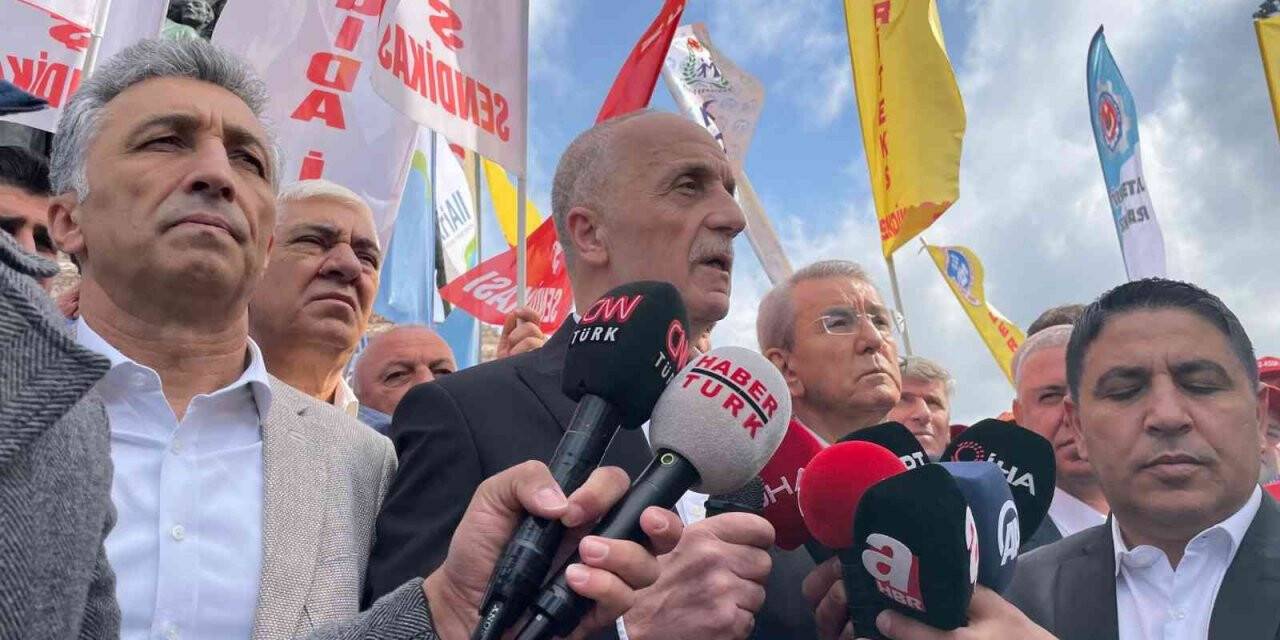 Türk-İş, Taksim’e çelenk bıraktı