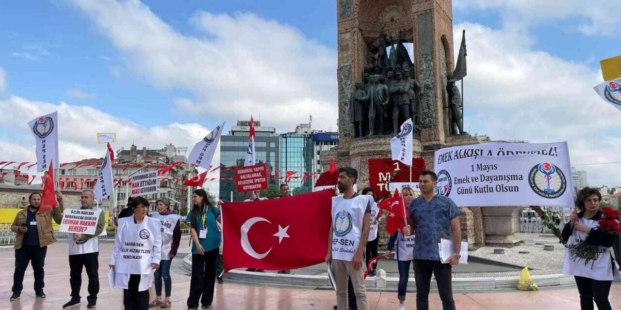 Hep-Sen ile Sahim-Sen Taksim’e çelenk bıraktı