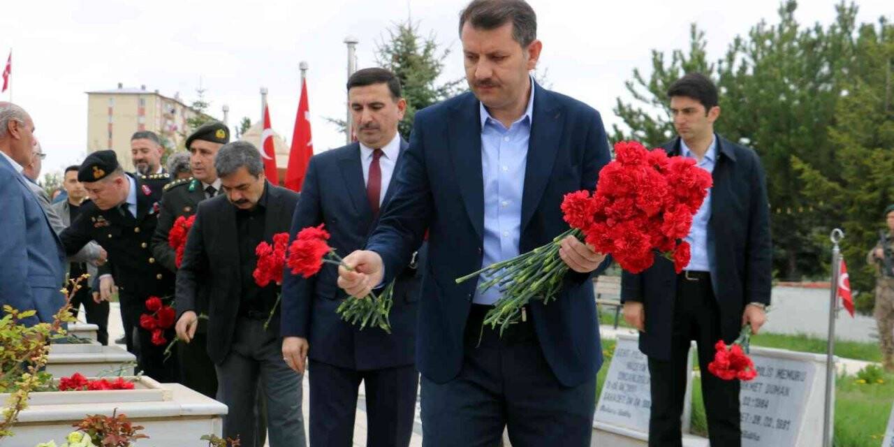 Bayram arifesinde şehitler unutulmadı