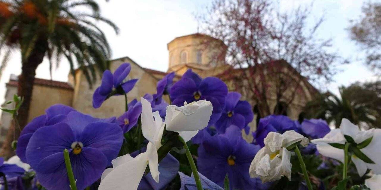 Trabzon’daki Ayasofya Camii rengarenk
