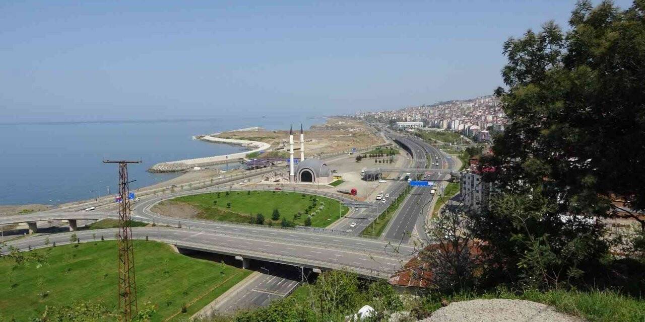 İki yol ortasına inşa edilen cami eleştirilerin hedefi olmuştu şimdi ise beğeniliyor