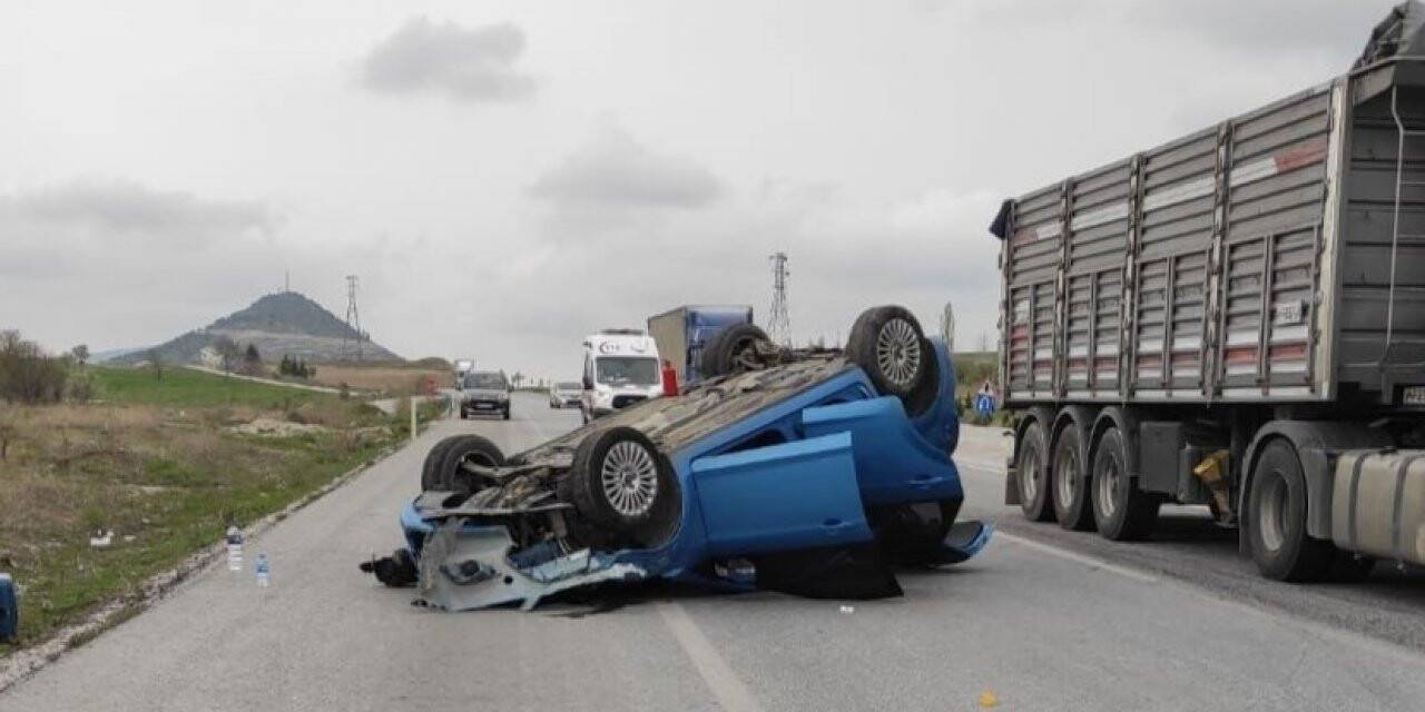 Takla atan otomobil yol ortasında ters dönerek durdu