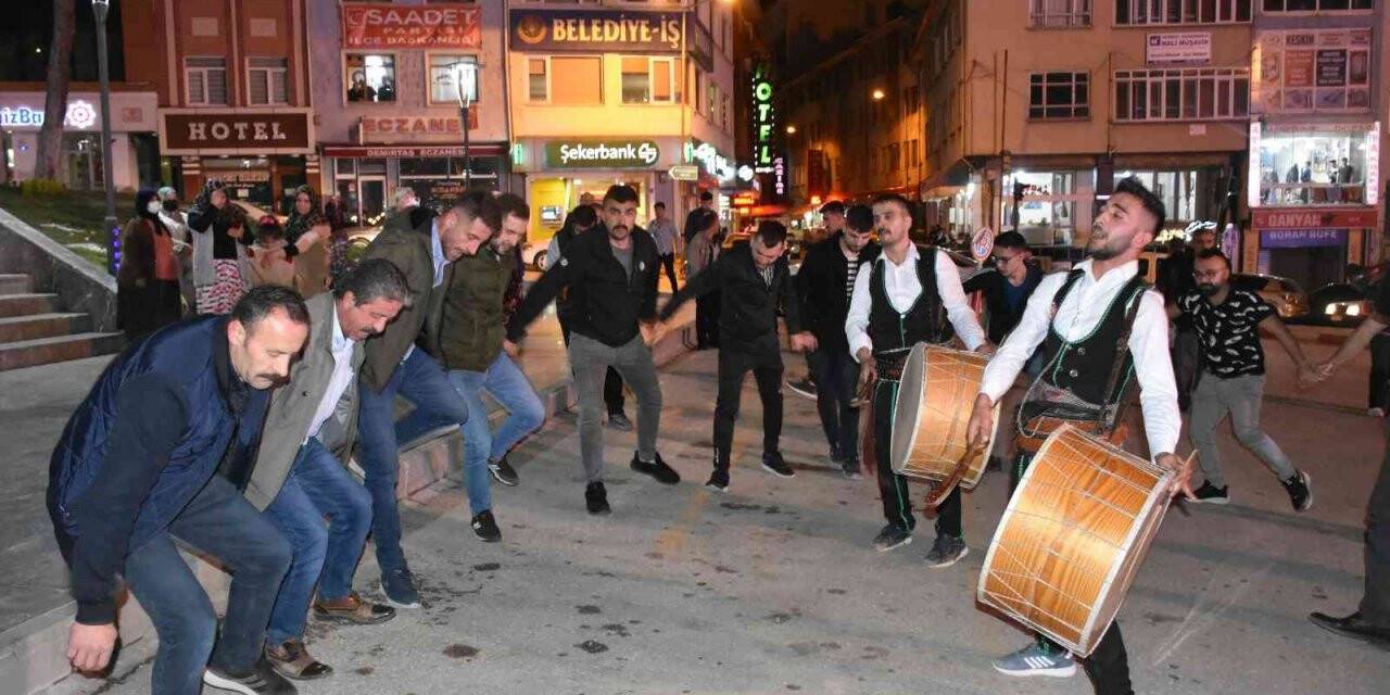 Ramazan davulcuları Ramazan ayına davul gösterisi ile veda etti