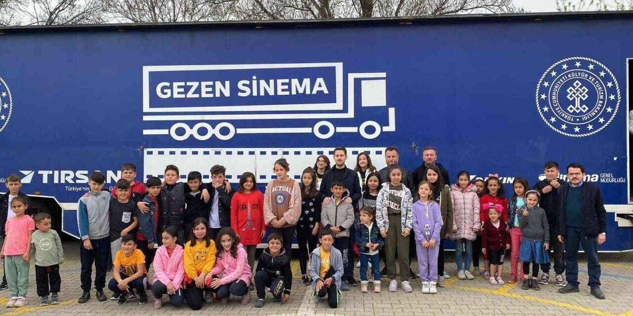 Gezen Sinema Tırı Altıntaş’ta çocuklarla buluştu