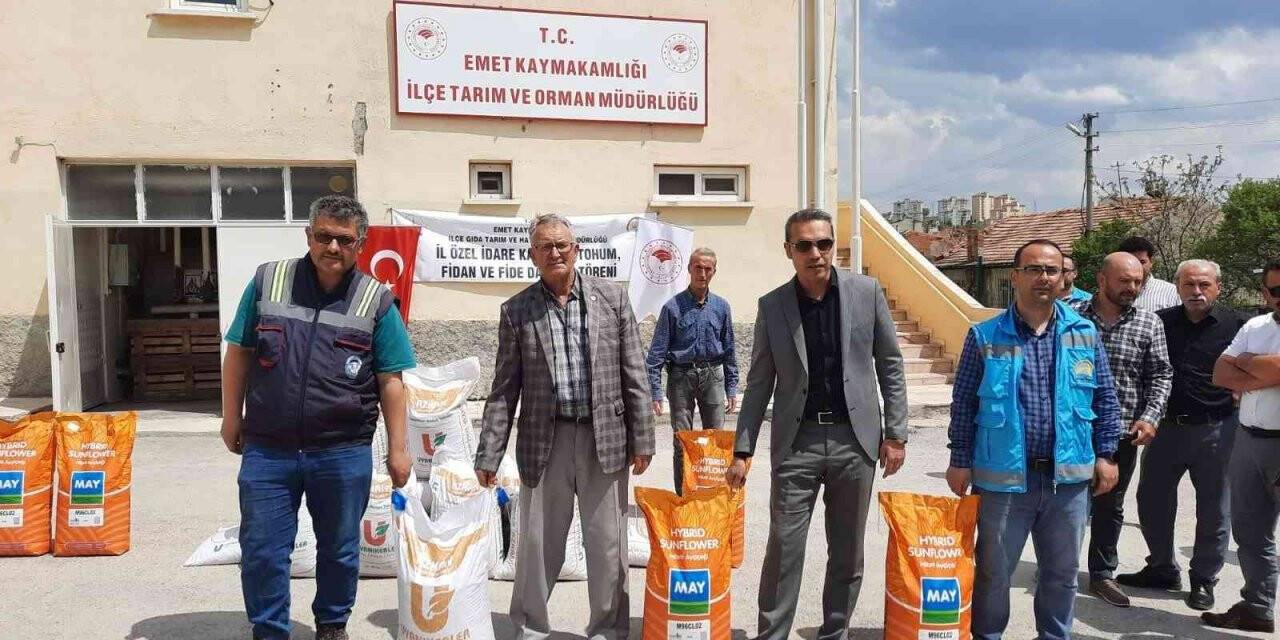 Emet’te çiftçilere yüzde 75 hibeli ayçiçeği ve nohut tohumu dağıtıldı