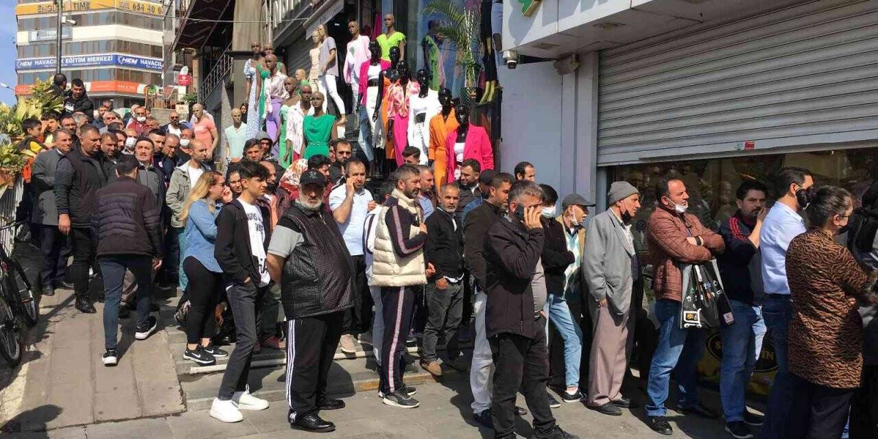 Şirinevler’de bayram öncesi metrelerce "ucuz" baklava kuyruğu