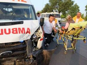 HASTA TAŞIYAN AMBULANS KAZA YAPTI: 6 YARALI