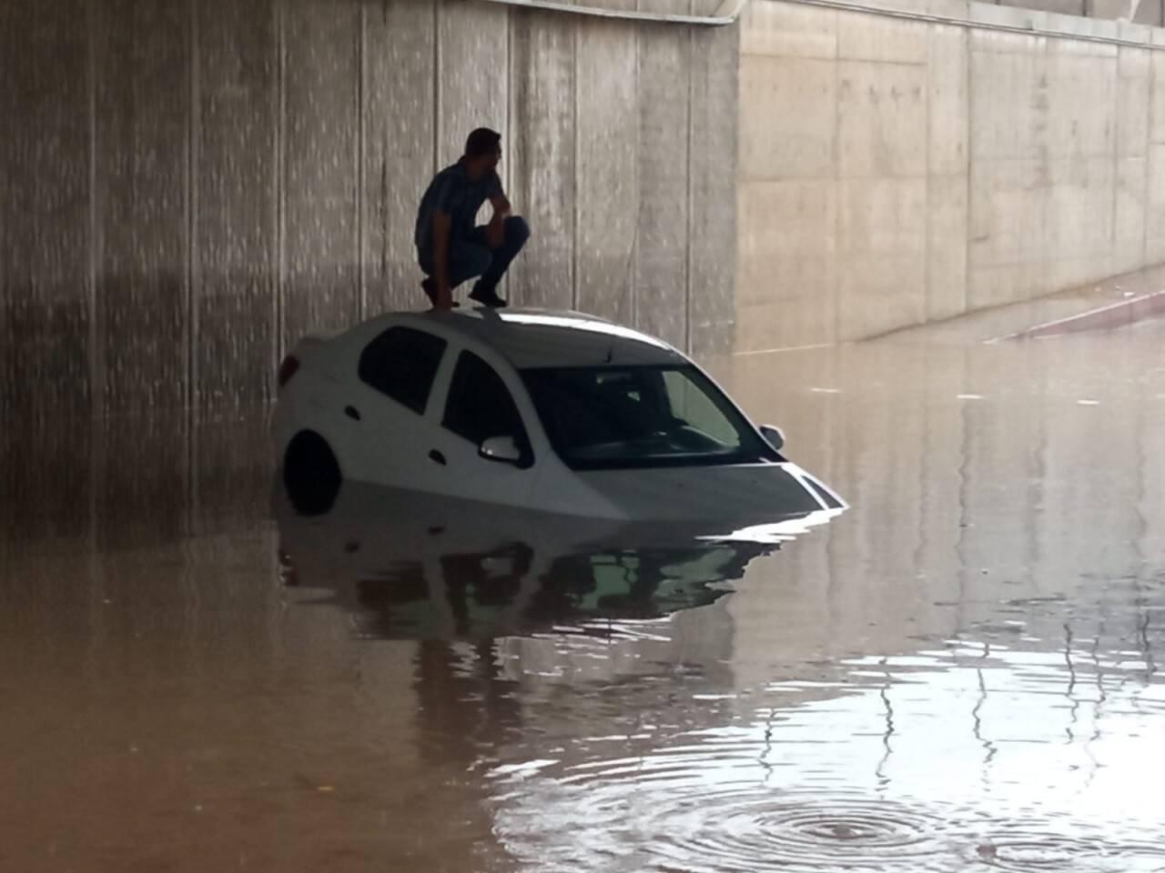 Elazığ’da ev ve iş yerlerini su bastı