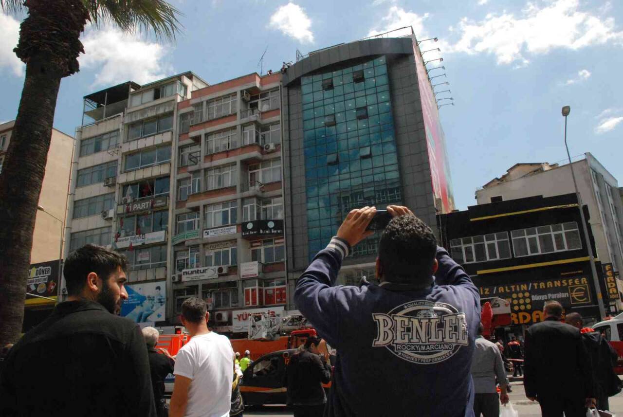 Genç adam çatıya çıktı, vatandaşlar canlı yayın yaptı