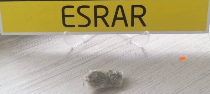 Cezaevine uyuşturucu sokmak isterken yakalandı