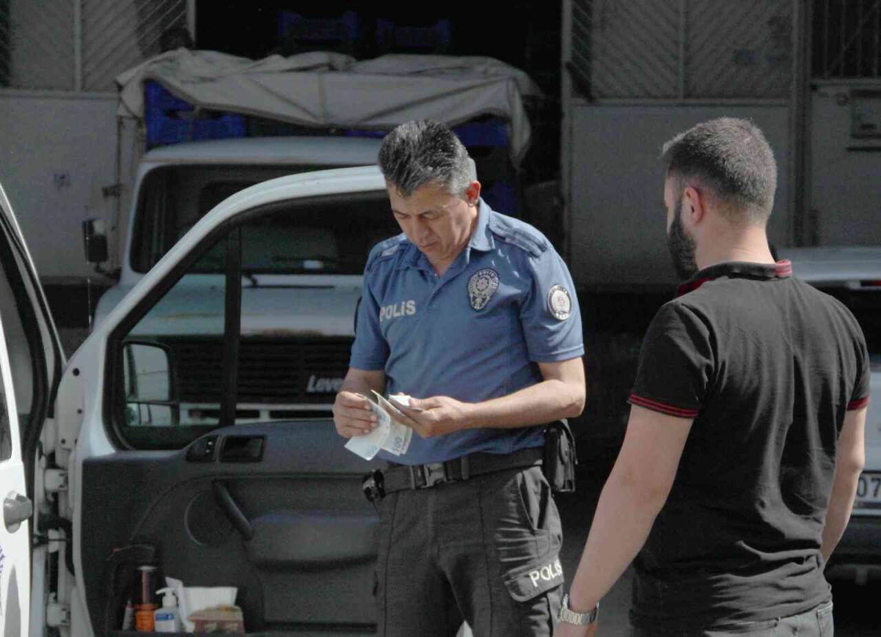 Genç çiftçi bulduğu parayı polise teslim etti