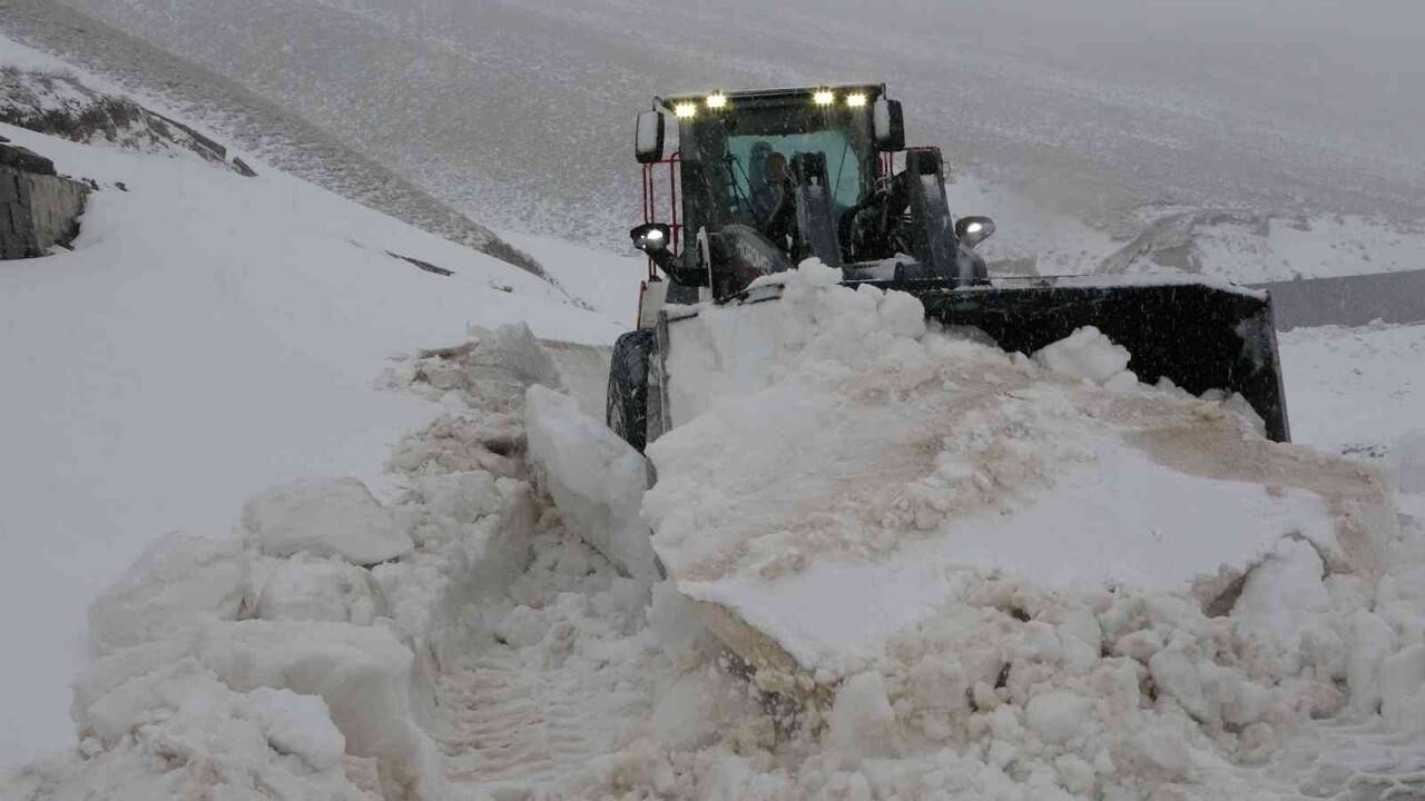Bitlis’teki kar yağışı Nemrut yolunun açılmasına engel oldu