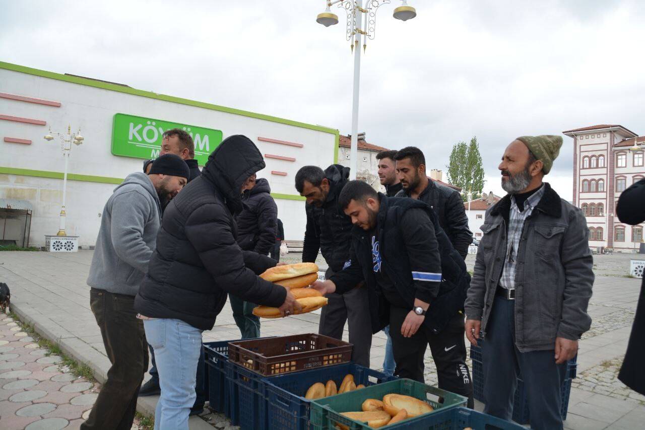 Fırınlar greve girdi, vatandaş ekmek dağıttı