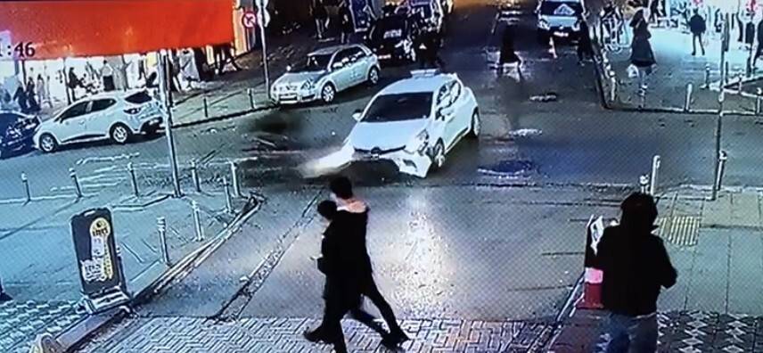 Motosikletli gençlerin havaya fırladığı feci kaza kamerada