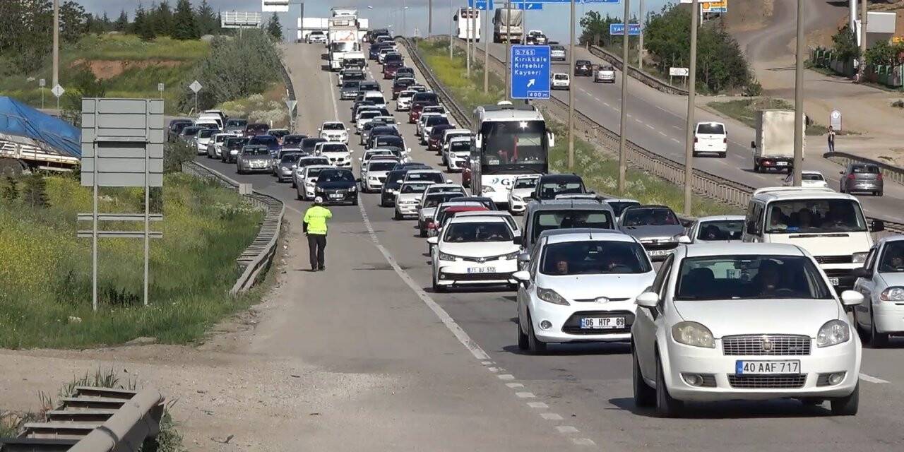 Tatilcilerin dönüş yolcuğu sürüyor