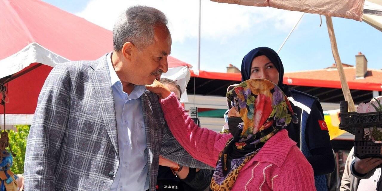 Başkan Akkaya’dan annelere çiçek