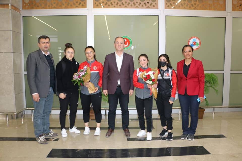 Şampiyonlar havalimanında karşılandı