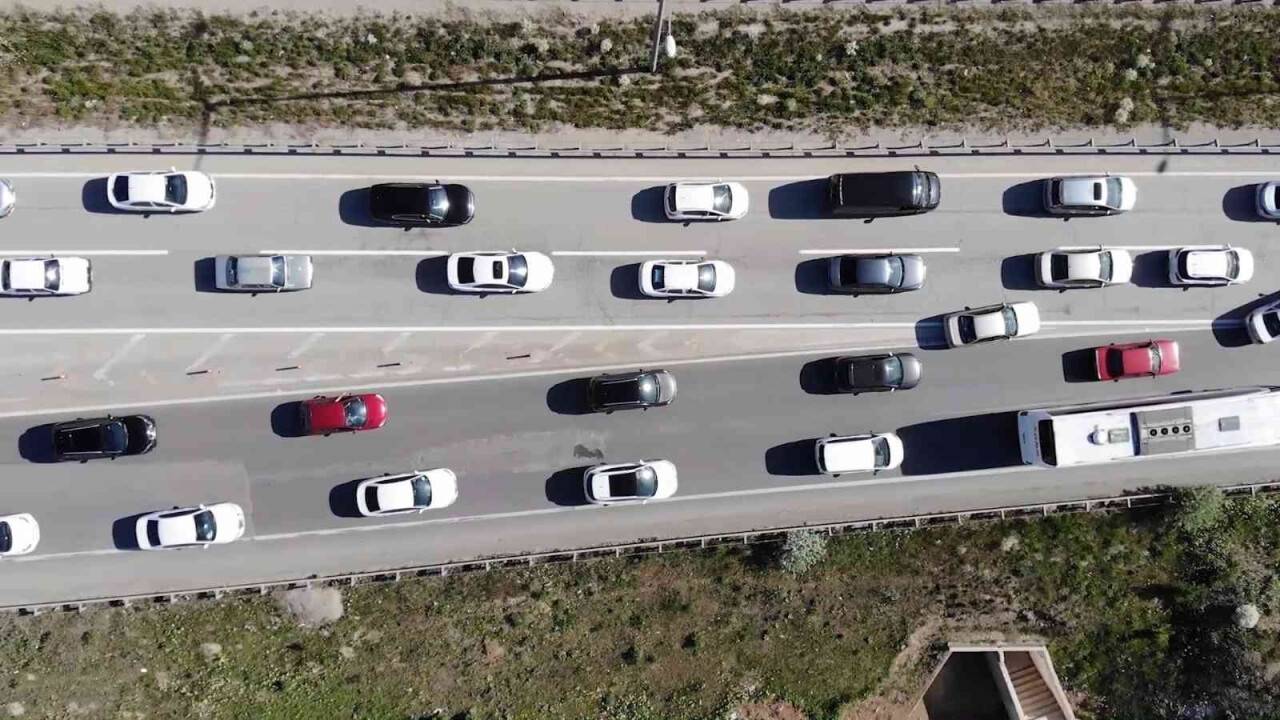 43 ilin geçiş noktasında trafik yoğunluğu