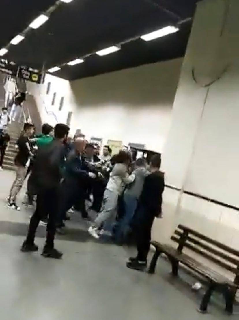 Metroda tekme tokatlı  sigara içme kavgası