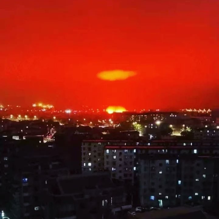 Çin'de gökyüzü kızıla boyandı