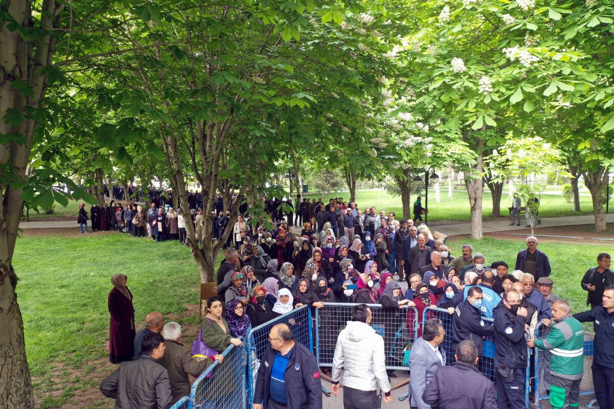 Domates fidesi almak için metrelerce kuyruk oluşturdular