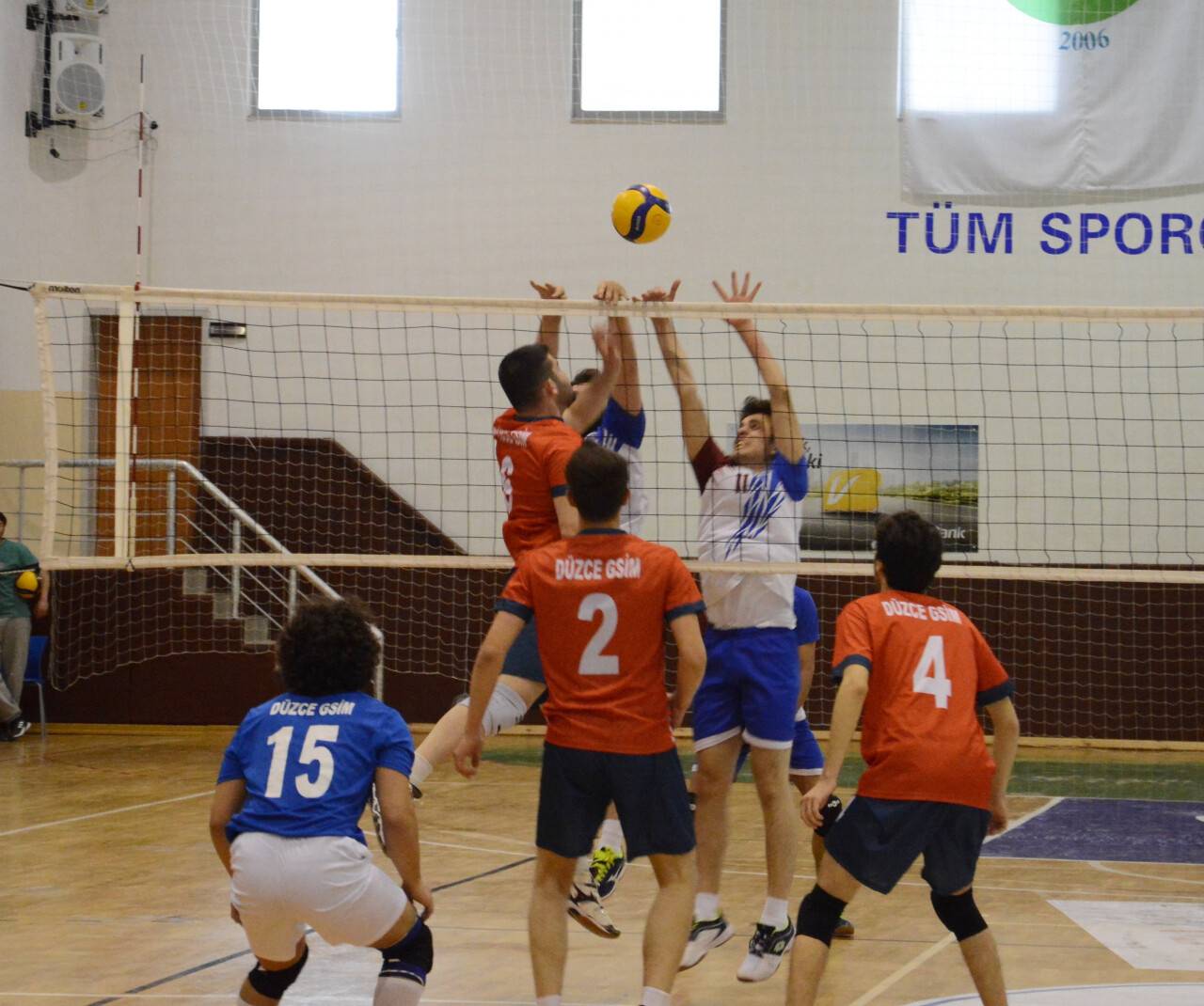Yurtlarda kalan öğrenciler voleybol turnuvasında yarışıyor