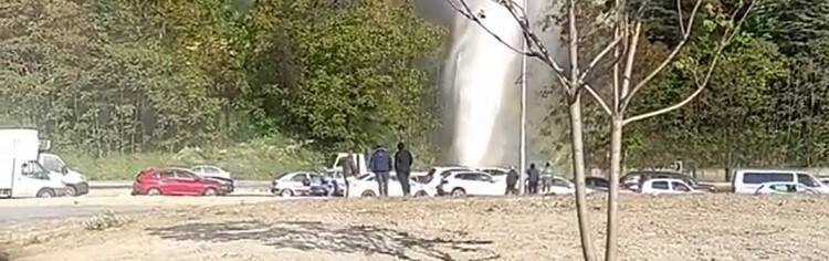 Başakşehir'de su borusu patladı