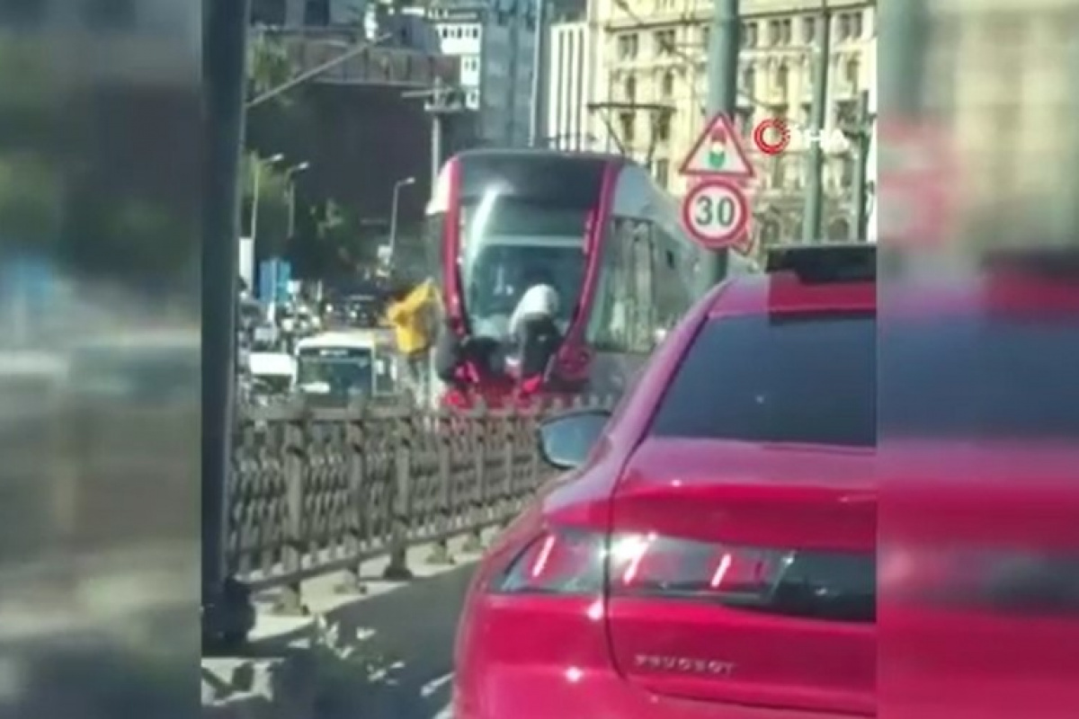 Çocukların tramvay arkasındaki tehlikeli yolculuğu kamerada