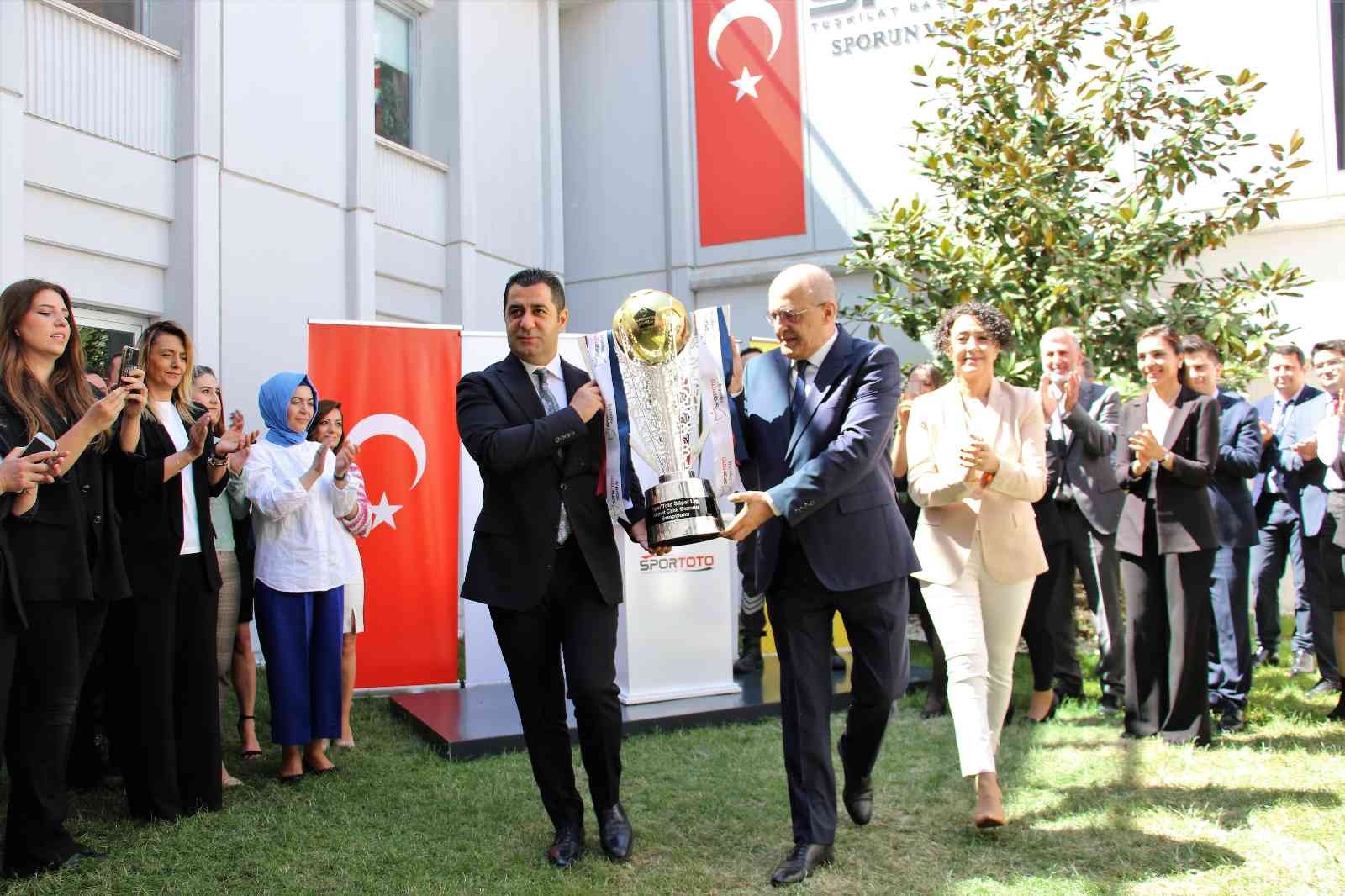 Şampiyon Trabzonspor’un kupası teslim edilmek üzere TFF’ye gönderildi