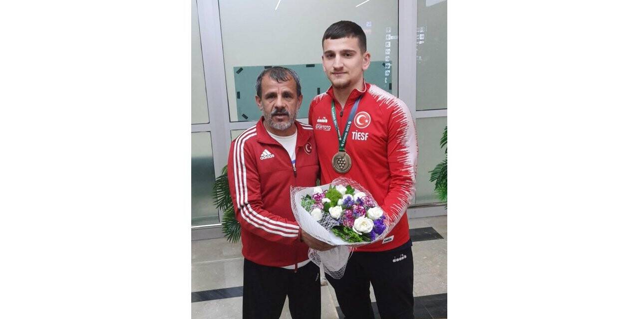 Çiçeklerle karşılandı