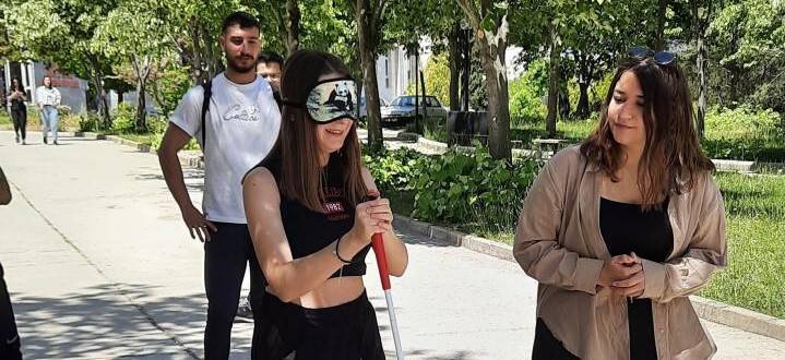Simülasyon etkinliğinde engelli arkadaşlarıyla empati kurdular