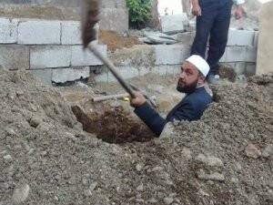 İmam Mezarını Kendi Eliyle Kazdı