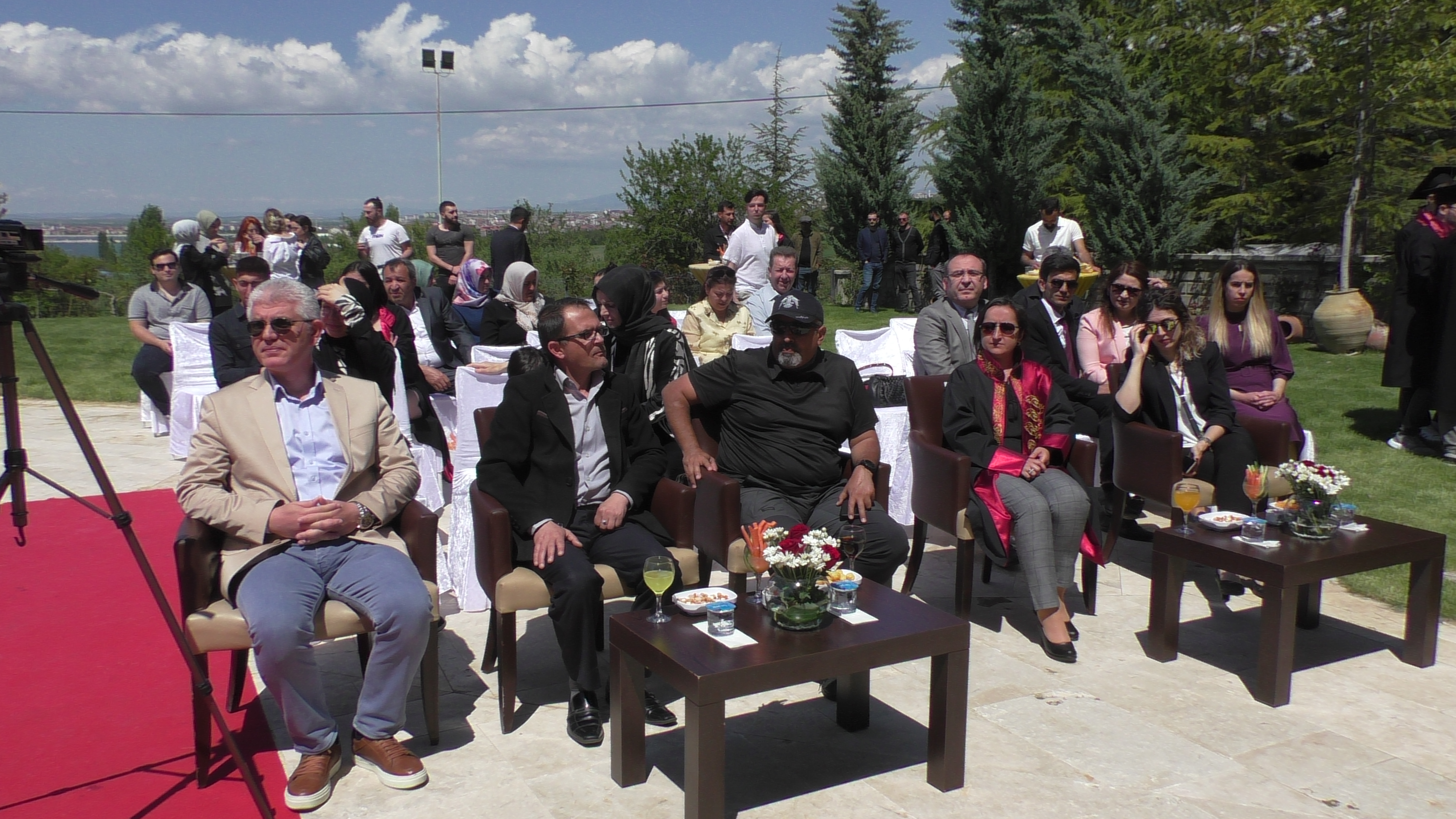 Selçuk Üniversitesi Beyşehir Ali Akkanat Turizm Fakültesi'nde mezuniyet heyecanı