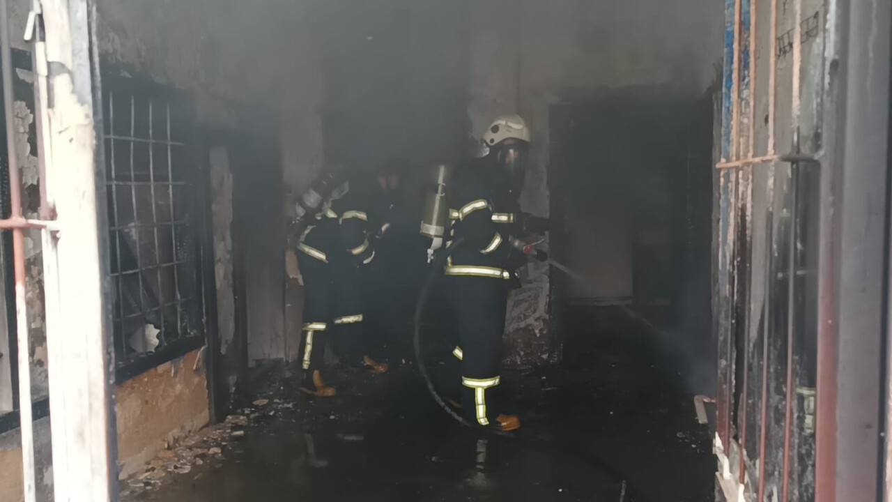 Alevler arasında kalan köpek son anda kurtarıldı