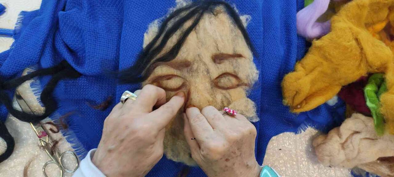 Resimlerini boya ve fırça yerine yünle yapıyor