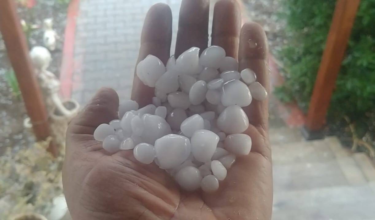 Misket büyüklüğünde dolu yağdı