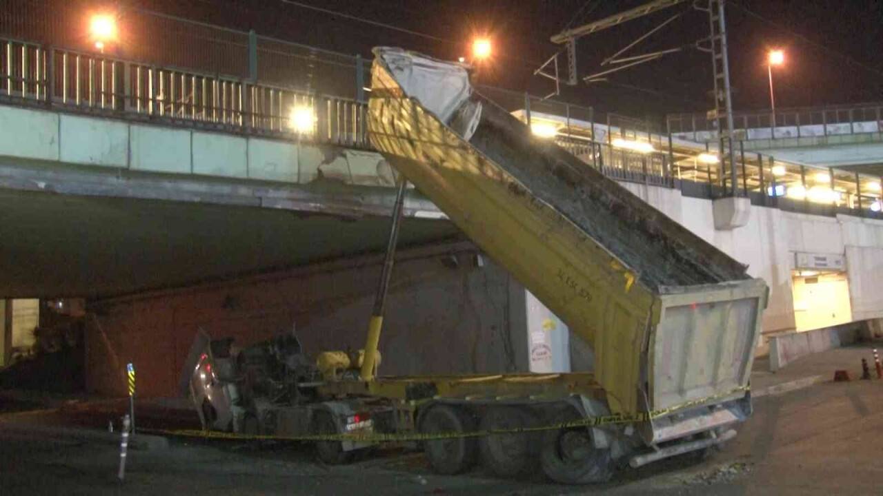 Pendik’te dorsesi açılan kamyon alt geçide çarptı