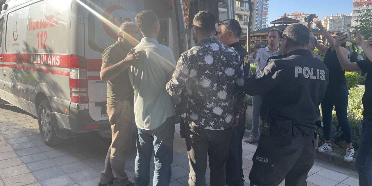 Sinir krizi geçiren adamı, polis sakinleştirdi