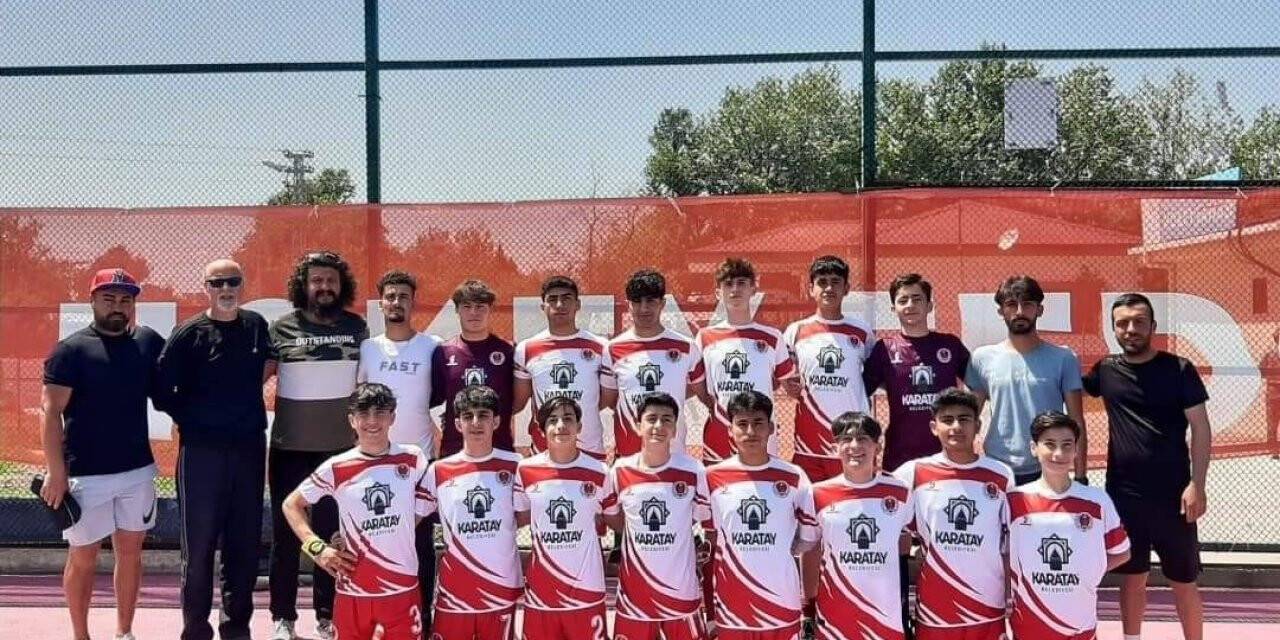 Okullar hokeyde iki kupa