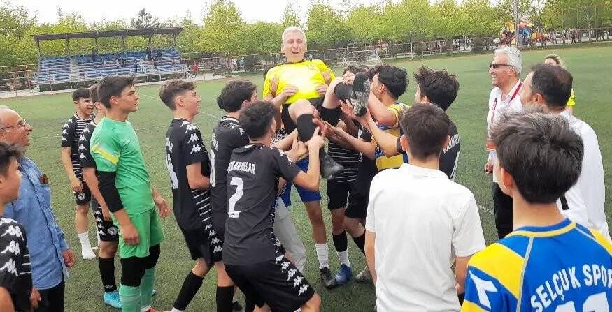 Hakemliğe omuzlarda veda etti