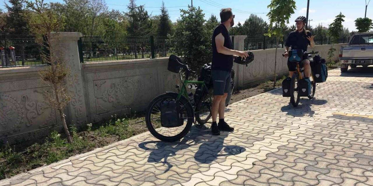 Hollandalı bisikletli çift Konya’da mola verdi