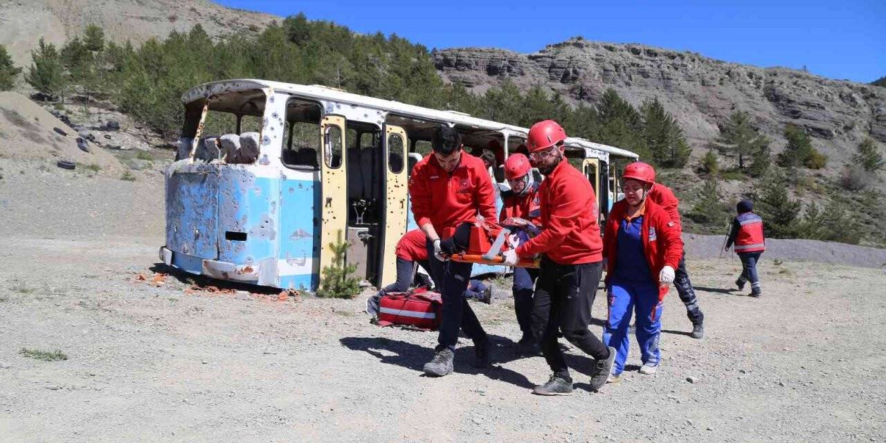 Gümüşhane’de UMKE ekiplerinden nefes kesen tatbikat