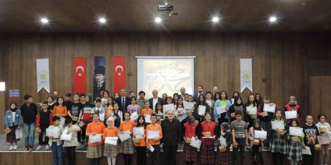 Emet’te “Ezbere 40 Hadis Okuma” yarışmasında dereceye giren öğrenciler ödüllendirildi