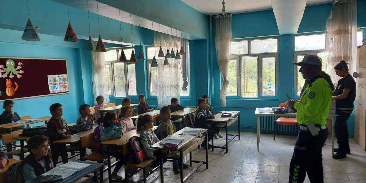 Çukurca da öğrencilere trafik kuralları eğitimi verildi