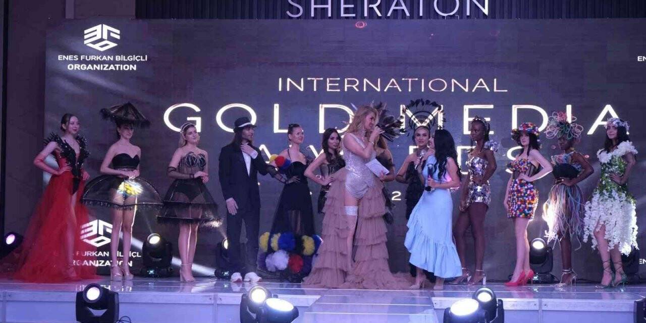 Ünlülerin moda tasarımcısı Bayur, defilesiyle göz kamaştırdı