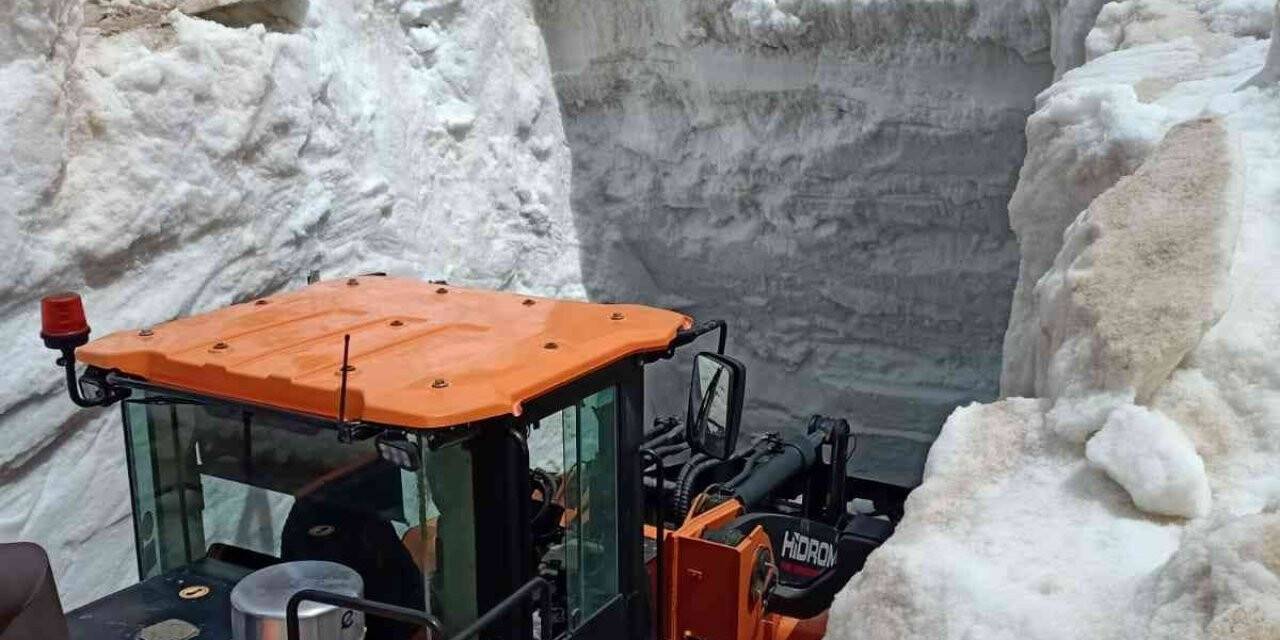 Yüksekova’da Mayıs ayına rağmen 5 metrelik kar tünellerinde çalışma