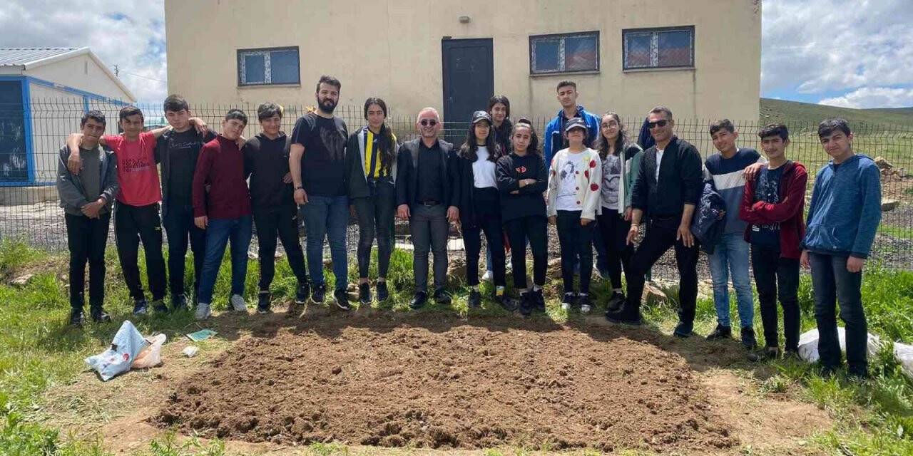 Lise öğrencileri kurak okul bahçesini yeşillendirdi