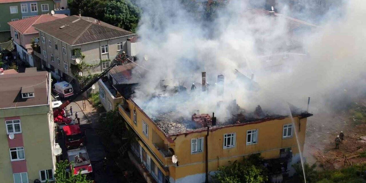 Ümraniye’de 2 katlı binanın çatısı alevlere teslim oldu