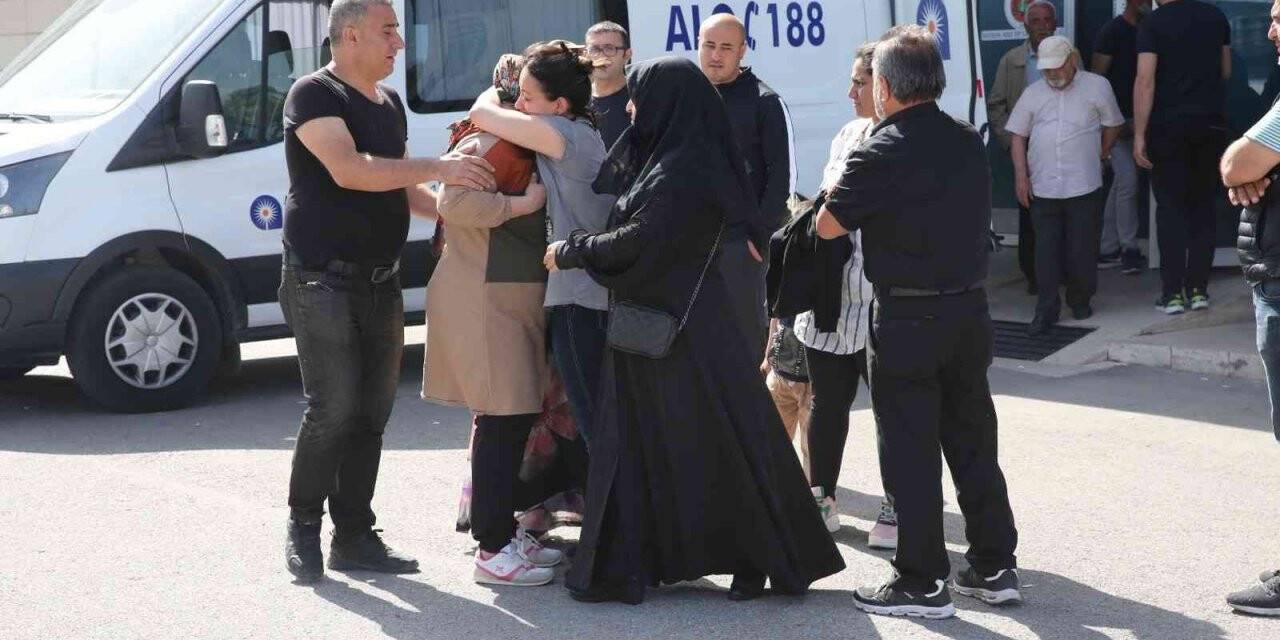 Gaz sızıntısından hayatını kaybeden 2 işçinin cenazesi, gözyaşları arasında morgdan alındı