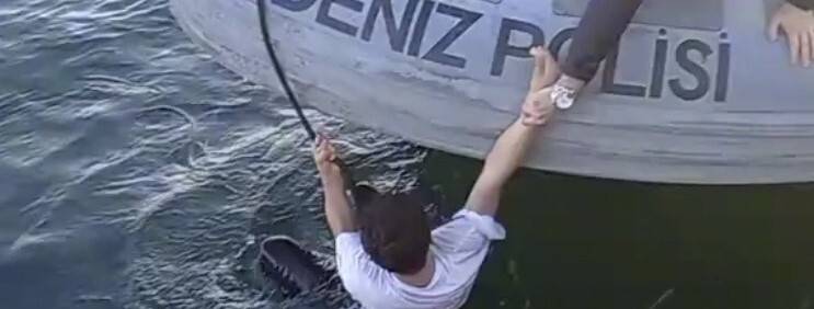 Haliç’te can pazarı kamerada: Suya düşen genci deniz polisi kurtardı